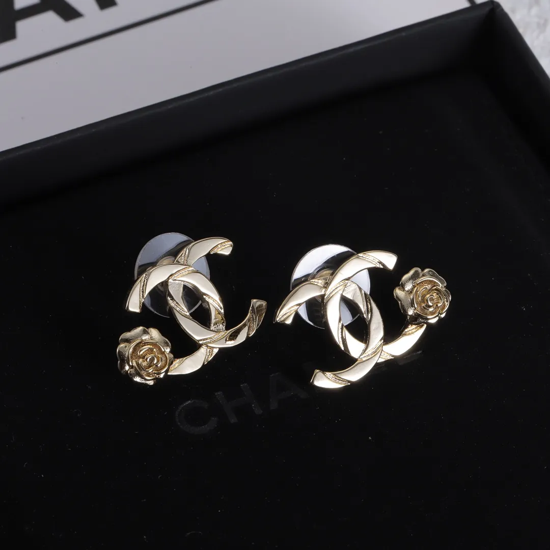 シンプルで大人気 ファッション 花模様 ピアス