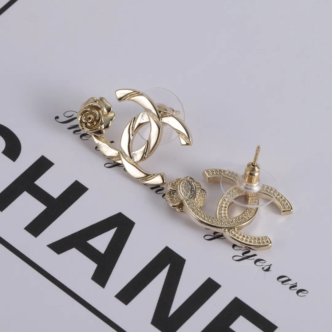 シンプルで大人気 ファッション 花模様 ピアス