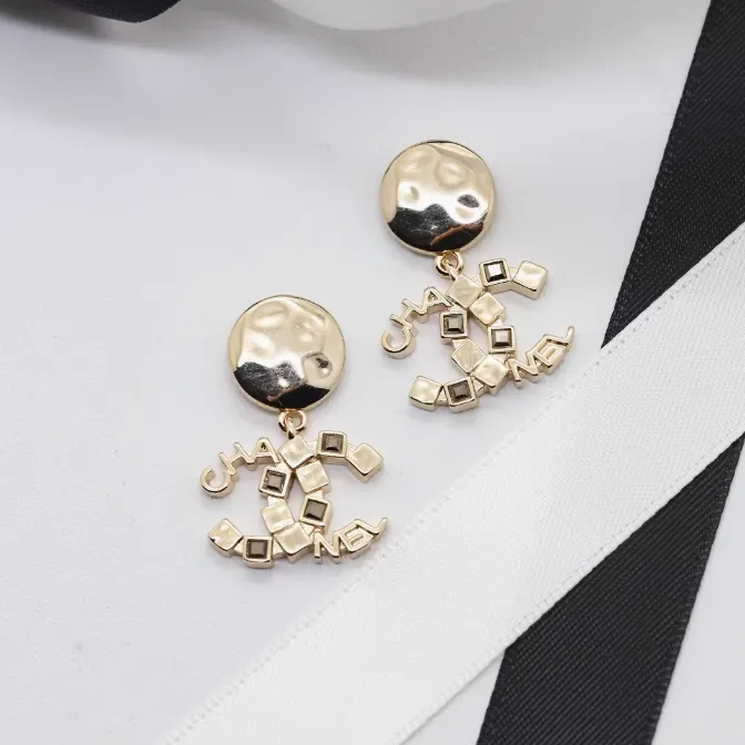 耳元で揺れるキラキラ フェミニン ピアス