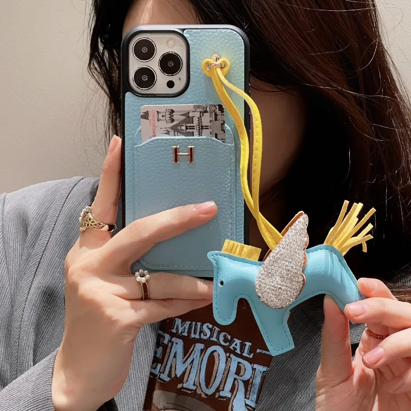 カード収納 アルファベット  ペンダント付き 金属飾り カジュアル 高品質 おしゃれ スマホケース