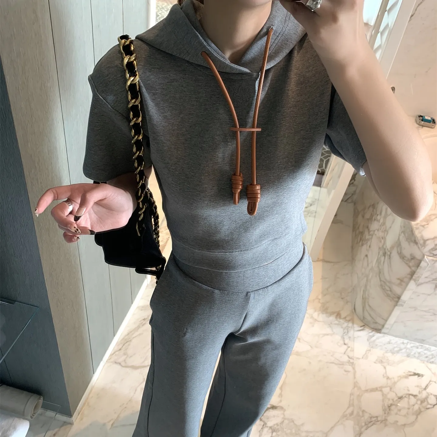 『S-L』刺繍 ロゴ アクセント フード 付き ショート トップス ゴム 入り ウエスト ストレート パンツ セットアップ